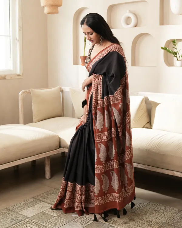 Black_Cotton_Border_Print_Mulmul_Saree_For_Women